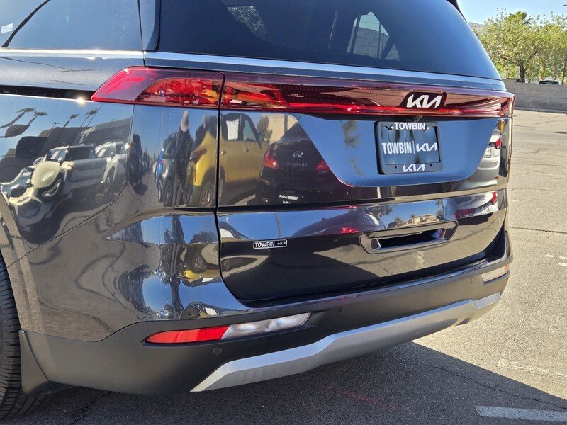 Certified 2023 Kia Carnival LX FWD image 6