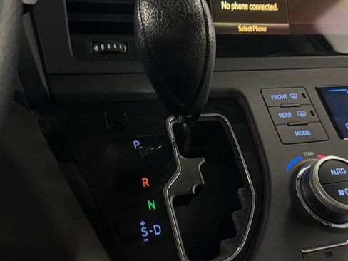 Used 2015 Toyota Sienna LE AWD/4WD image 19