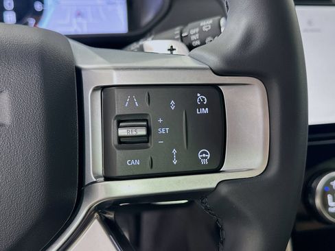 Used 2025 Land Rover Discovery Dynamic SE AWD/4WD image 19