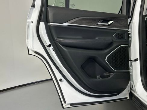 Used 2023 Jeep Grand Cherokee Limited image 16