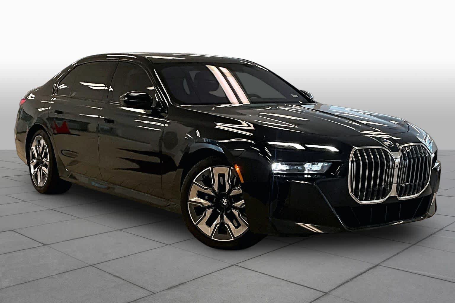 Used 2023 BMW 760i xDrive AWD/4WD image 2