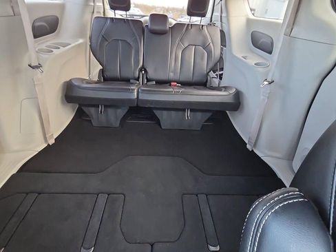 Used 2024 Chrysler Pacifica Touring-L image 20