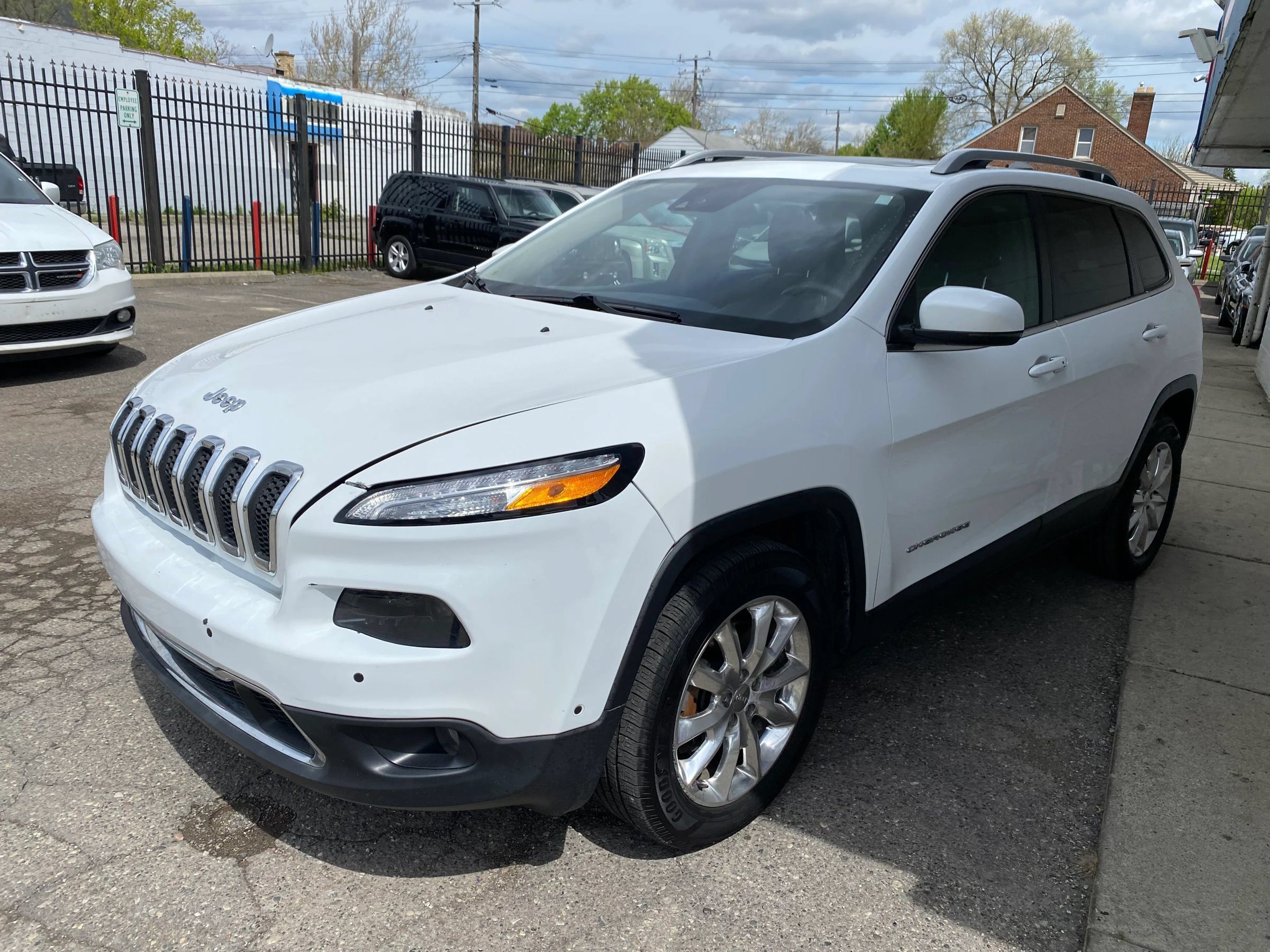Used 2015 Jeep Cherokee Limited w/ Luxury Group AWD/4WD image 6