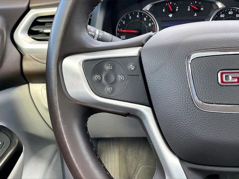 Used 2023 GMC Acadia SLT image 10