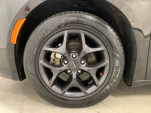 Used 2018 Chrysler Pacifica Touring Plus w/ S Appearance Package FWD image 21