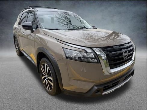 Used 2025 Nissan Pathfinder Platinum FWD image 9