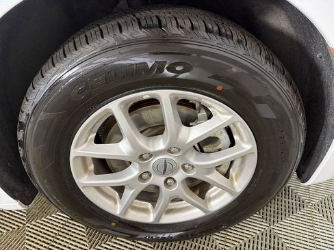 Used 2024 Chrysler Pacifica Touring-L FWD image 12