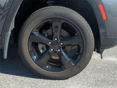 Used 2024 Jeep Grand Cherokee Altitude image 11