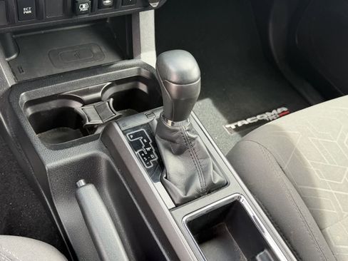 Used 2018 Toyota Tacoma TRD Sport image 12