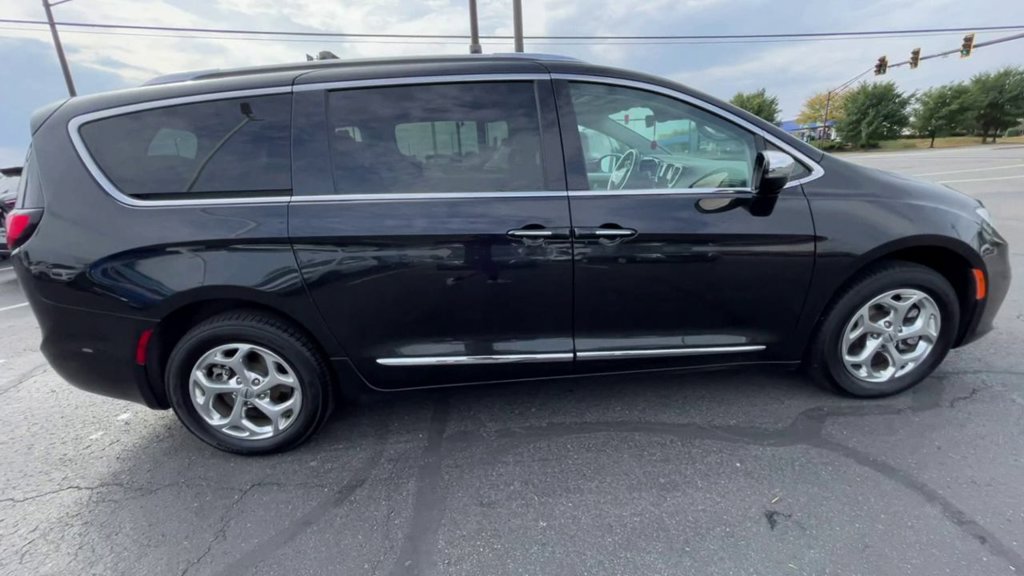 Used 2021 Chrysler Pacifica Limited AWD/4WD image 9