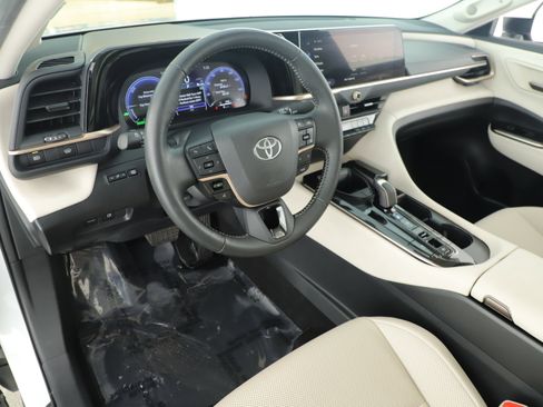 Used 2024 Toyota Crown Limited image 13