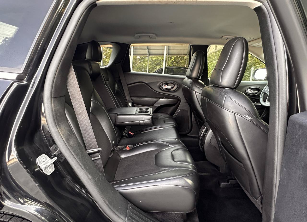 Used 2019 Jeep Cherokee Latitude Plus w/ Comfort/Convenience Group FWD image 33