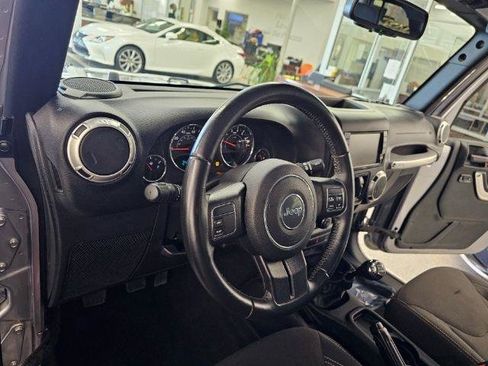 Used 2017 Jeep Wrangler Unlimited Sahara AWD/4WD image 10