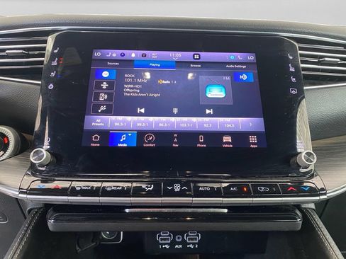 Used 2024 Jeep Wagoneer L Series II w/ Flexible Seating Group RWD image 13