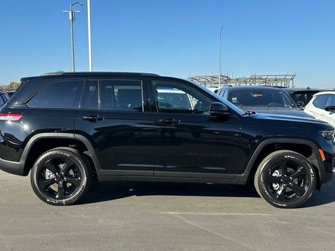 New 2025 Jeep Grand Cherokee Altitude image 3