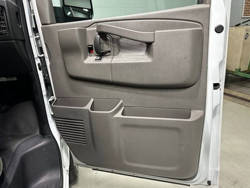Used 2017 GMC Savana 2500 image 11