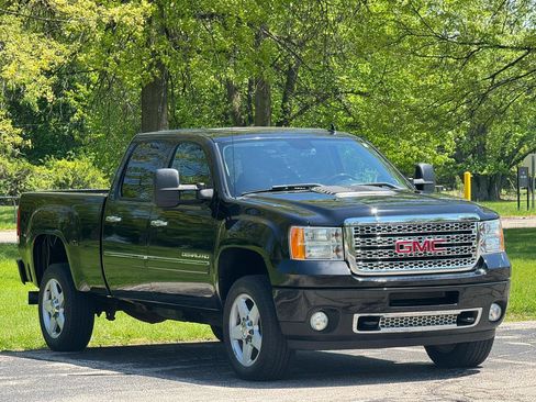 Used 2011 GMC Sierra 2500 Denali w/ Suspension Package, Off-Road AWD/4WD image 2