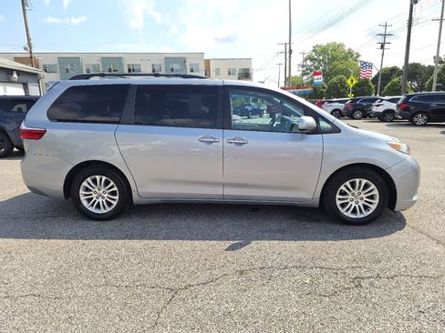Used 2015 Toyota Sienna XLE FWD image 4