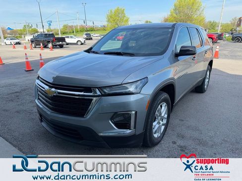 Used 2023 Chevrolet Traverse LS image 1