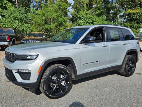 New 2025 Jeep Grand Cherokee Limited w/ Luxury Tech Group II image 3