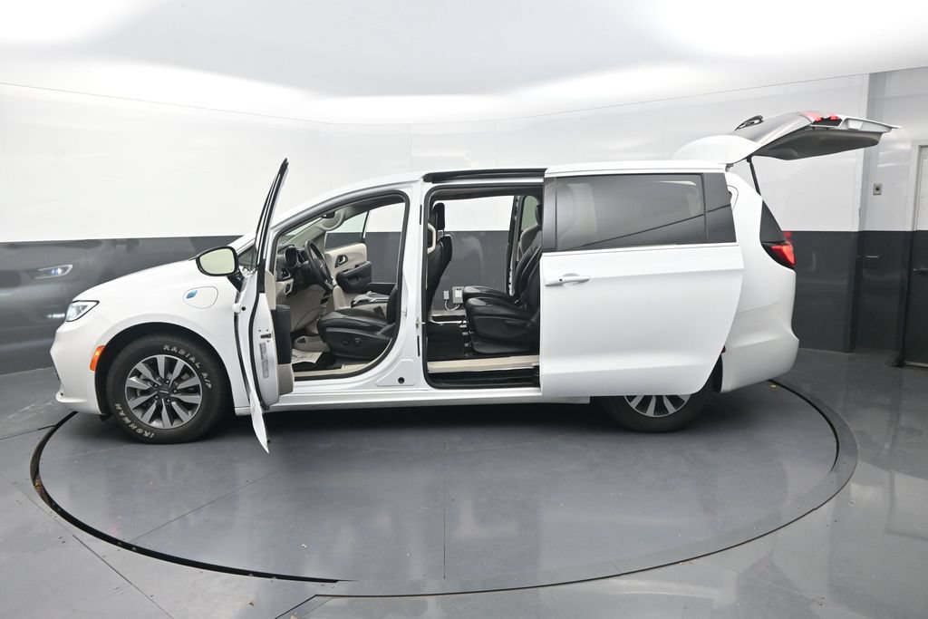 Used 2024 Chrysler Pacifica Limited FWD image 35