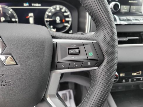 New 2025 Mitsubishi Outlander SE image 25