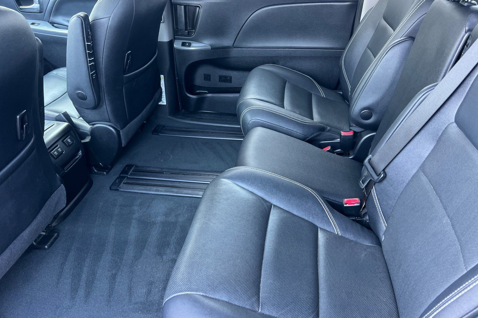 Used 2020 Toyota Sienna SE w/ Carpet Mat Package FWD image 12