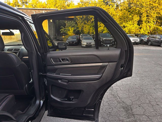 Used 2018 Ford Explorer XLT w/ XLT Appearance Package AWD/4WD image 15