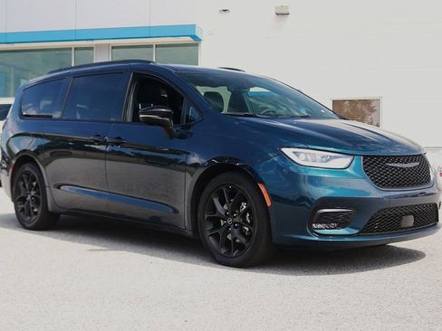 Used 2025 Chrysler Pacifica Limited FWD image 3
