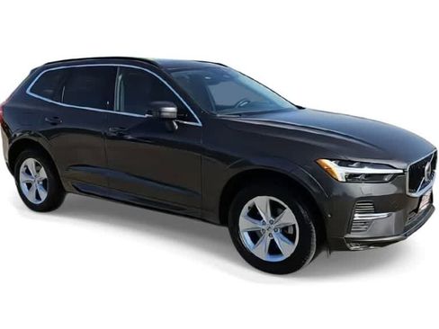 Used 2022 Volvo XC60 B5 Momentum image 2