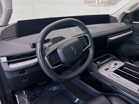 Used 2025 Lincoln Navigator Reserve image 9