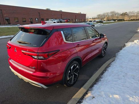 Used 2023 Mitsubishi Outlander SE image 2