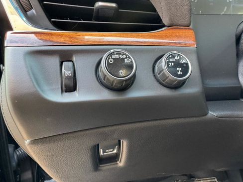 Used 2015 Cadillac Escalade Premium image 33