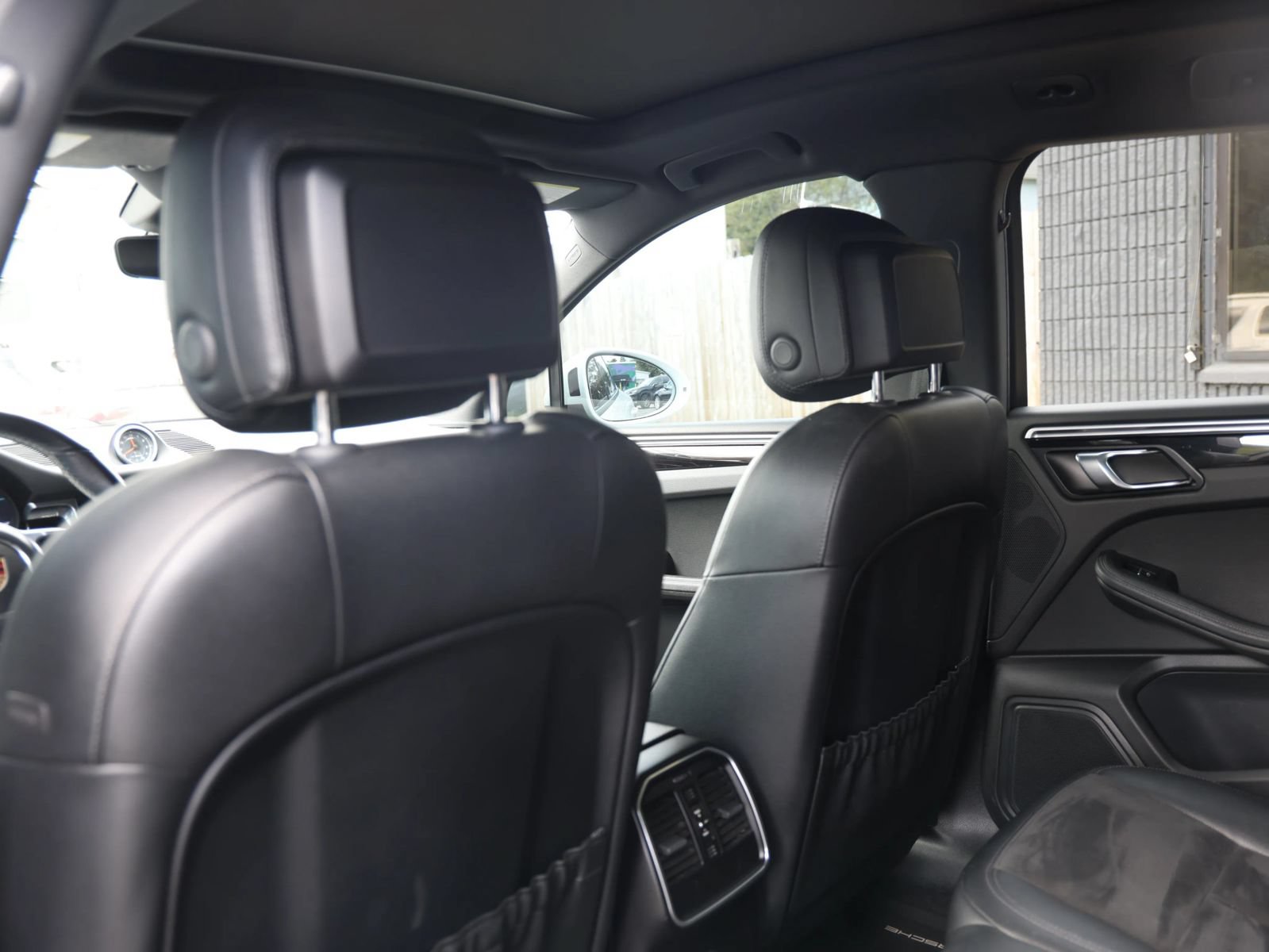 Used 2019 Porsche Macan AWD/4WD image 25