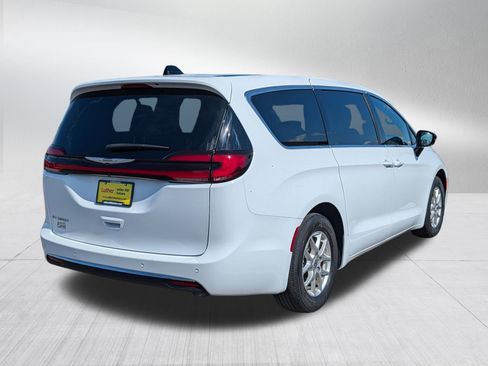 Used 2025 Chrysler Pacifica Select FWD image 7