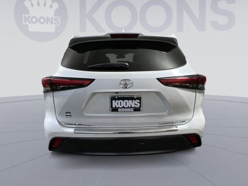 Used 2023 Toyota Highlander Limited AWD/4WD image 10