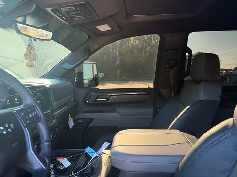 Used 2025 Chevrolet Silverado 2500 ZR2 w/ Technology Package AWD/4WD image 13