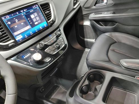 Used 2025 Chrysler Pacifica Select image 27