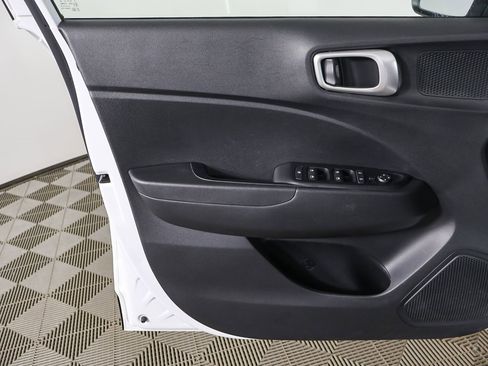 Used 2020 Hyundai Venue SE image 16