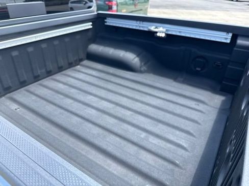 Used 2025 Nissan Frontier SV w/ SV Convenience Package RWD image 13