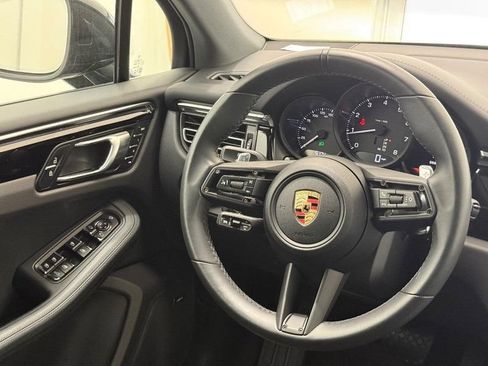 Used 2025 Porsche Macan AWD/4WD image 17