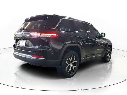 Used 2023 Jeep Grand Cherokee Limited AWD/4WD image 4