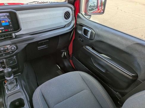 Used 2025 Jeep Wrangler Unlimited Sahara AWD/4WD image 17