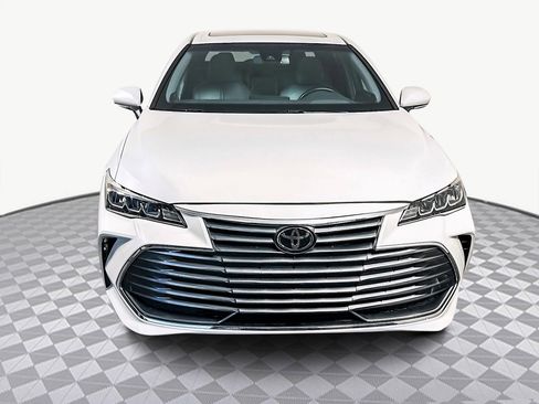 Used 2019 Toyota Avalon Limited image 2