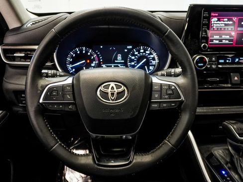 Used 2021 Toyota Highlander XLE image 17