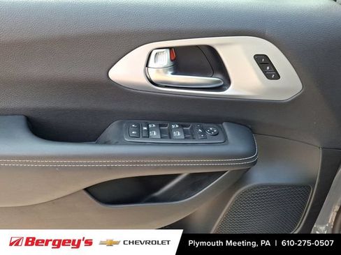 Used 2025 Chrysler Pacifica Limited FWD image 16