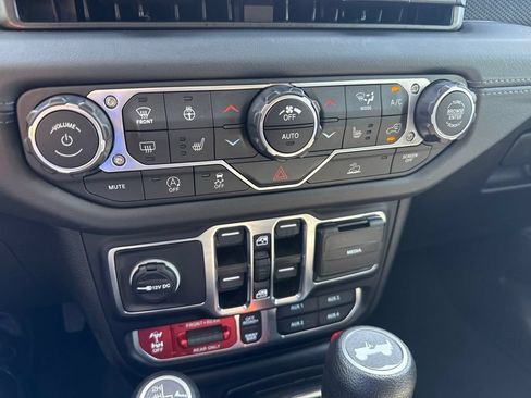 Certified 2025 Jeep Wrangler Unlimited Rubicon w/ Convenience Group AWD/4WD image 22