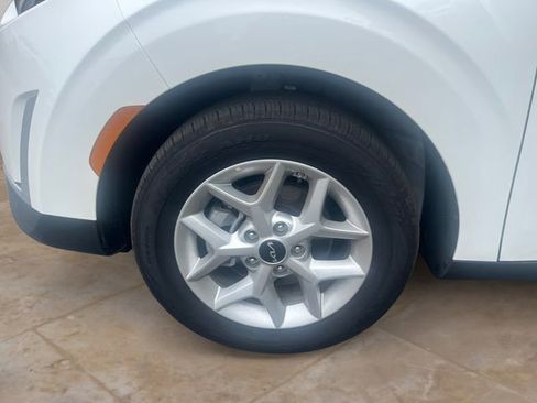 Used 2025 Kia Soul LX w/ LX Technology Package FWD image 14