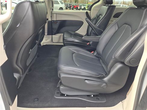 Certified 2024 Chrysler Pacifica Limited FWD image 21