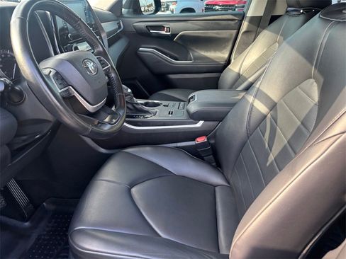 Used 2022 Toyota Highlander XLE image 10